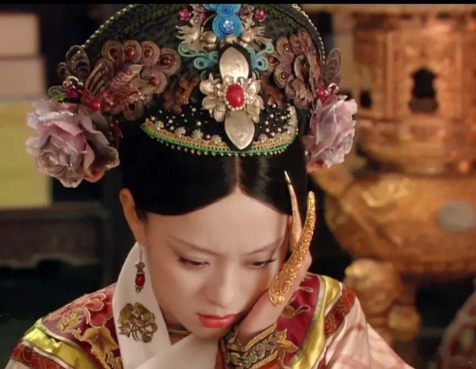 同样挨打，嬛嬛下跪，大如：敢打我，弄死你同样挨打，嬛嬛惊恐的赶紧给大胖橘跪下，再