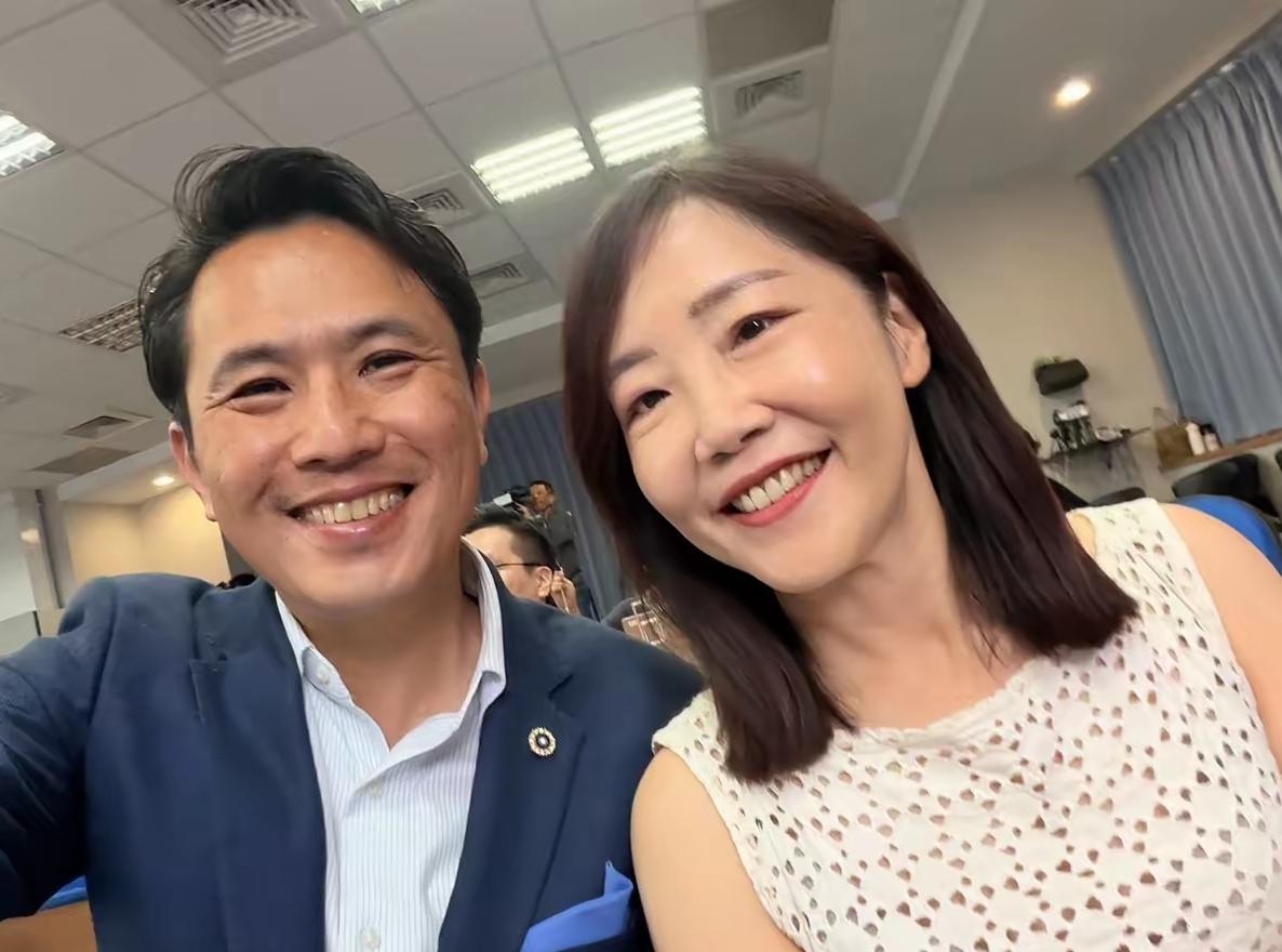 尹乃菁尽职尽责，卸任后与陈以信微笑交接

6月下旬，尹乃菁卸任交接的现场，选在首