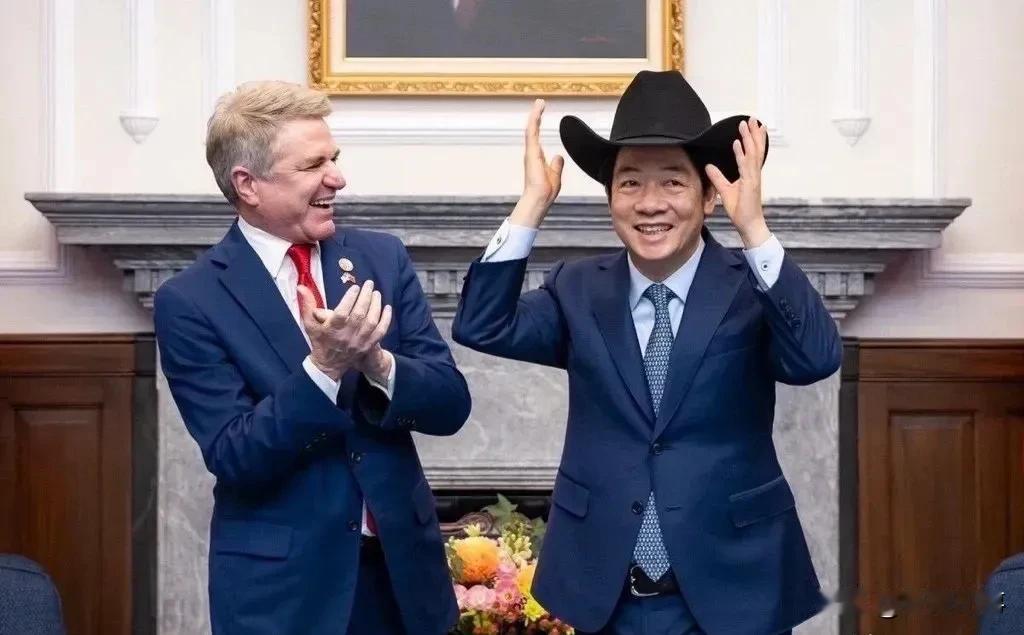 窜访台湾的美国议员送给台独金孙一顶黑色帽子（赖属绿营为什么不是绿色的呢？），赖清