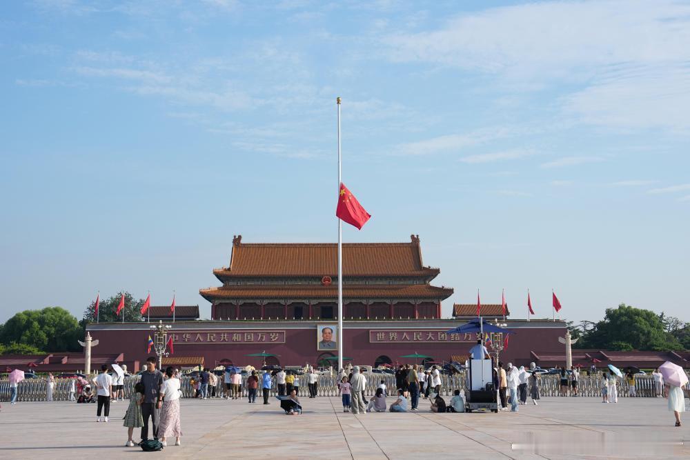 天安门下半旗悼念朱镕基同志 朱总理，您一直在我们心里！ 
