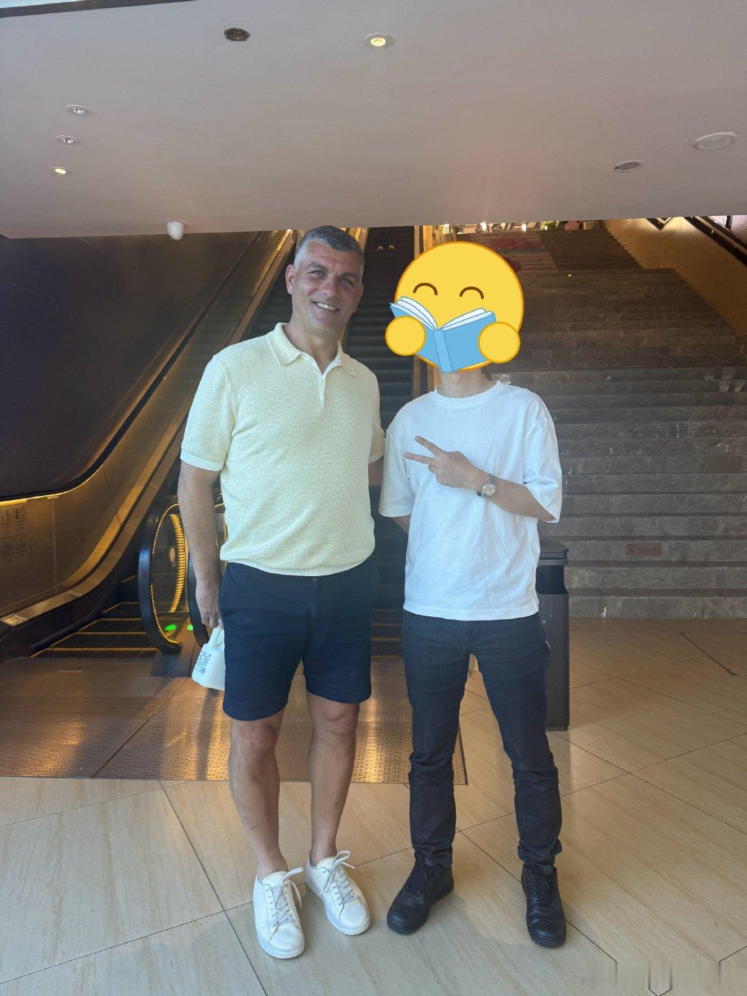 吃完饭去盒马买东西，结果看到阿洛伊西提着个牛奶下来了。 成都蓉城