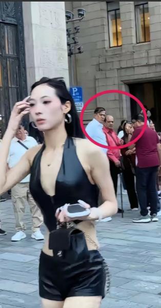 5月22日下午3点多，上海外滩观景平台靠近南京东路出口处，三名印度男子，目光像探