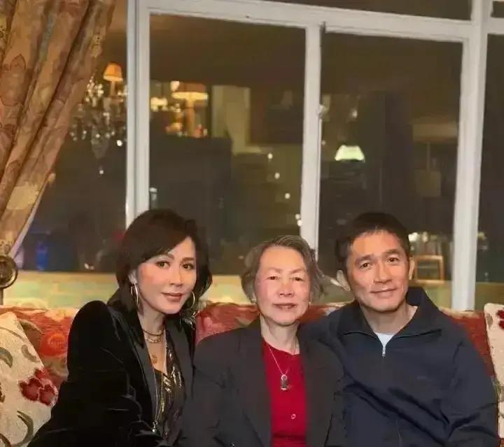 王菲穿两万多一套的真丝睡衣去刘嘉玲家跨年，照片一出来直接冲热搜。
三个人围着沙发