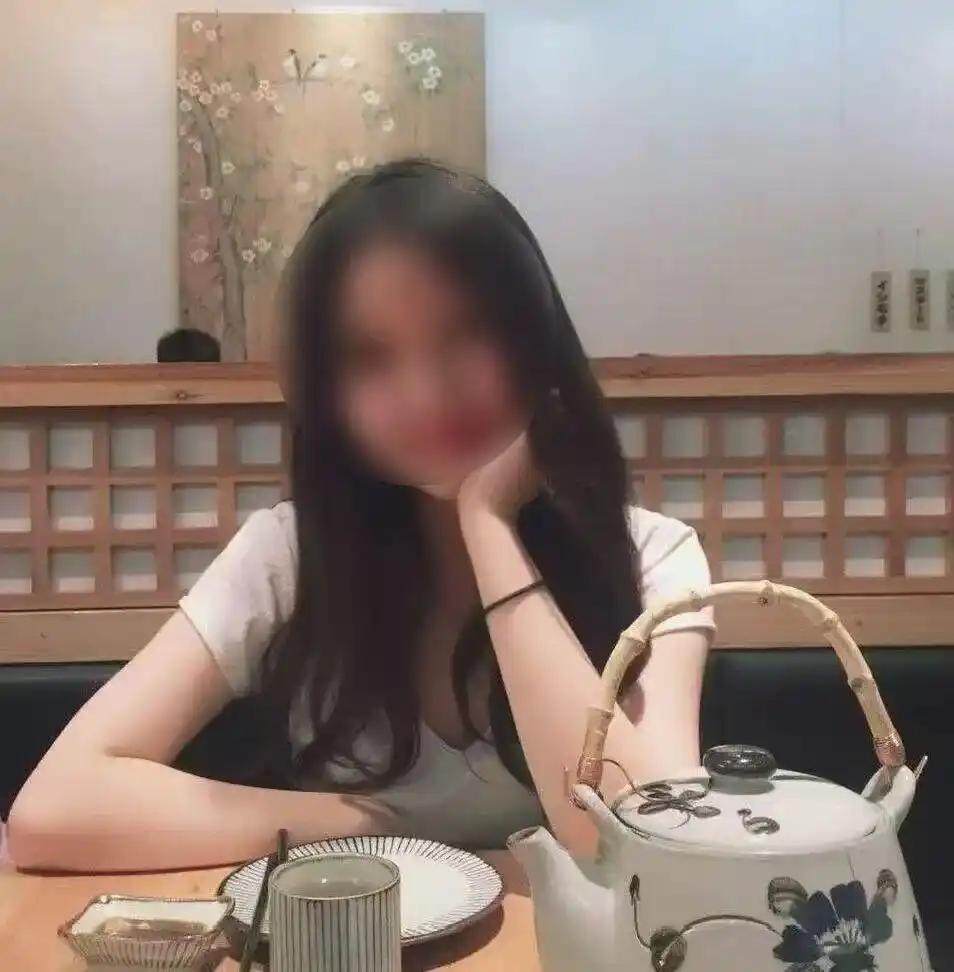 广东26岁女子提出离婚后，被丈夫连捅100多刀身亡，家属痛哭：他搜了15次杀人方