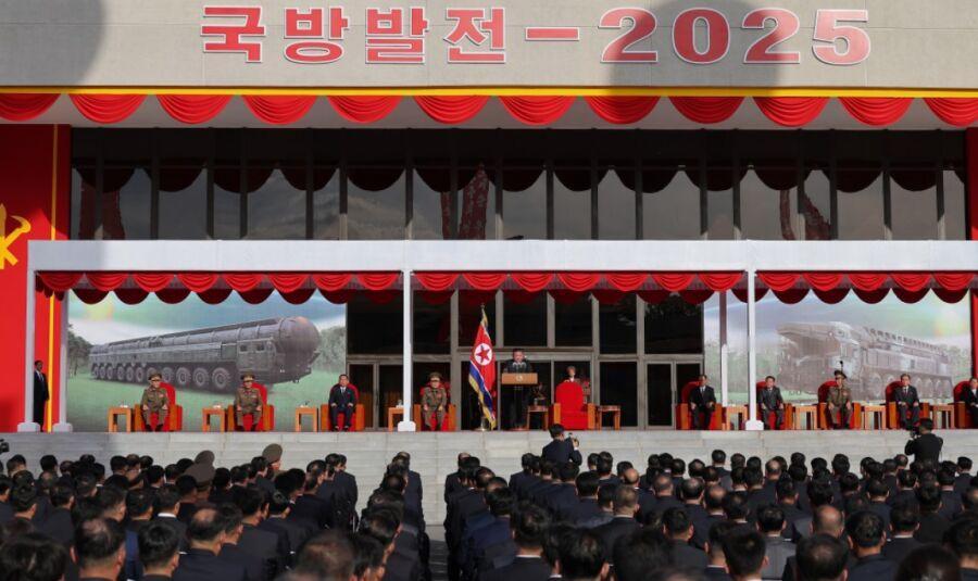 10月4日，朝鲜武器装备展览会“国防发展 - 2025”在平壤开幕，金正恩出席并