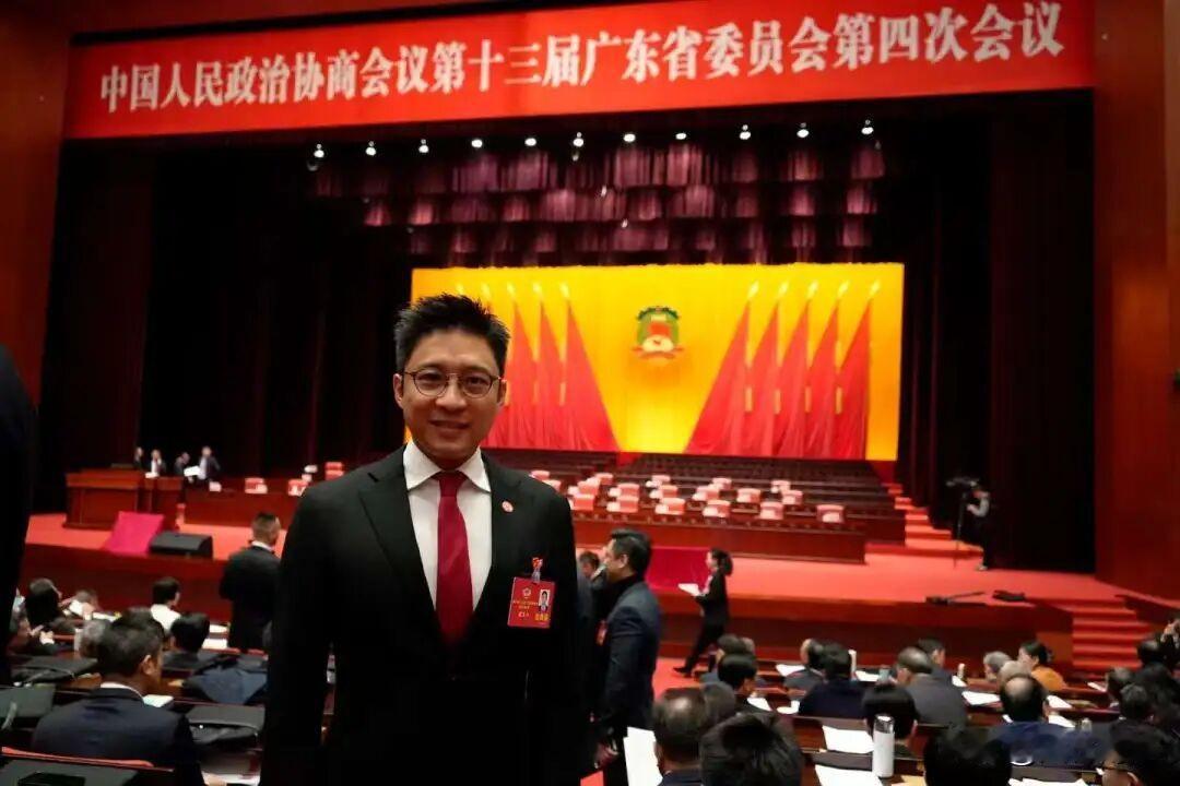 在今年广东省两会期间，广东省政协常委、香港广东各级政协委员联谊会首席会长霍启山聚