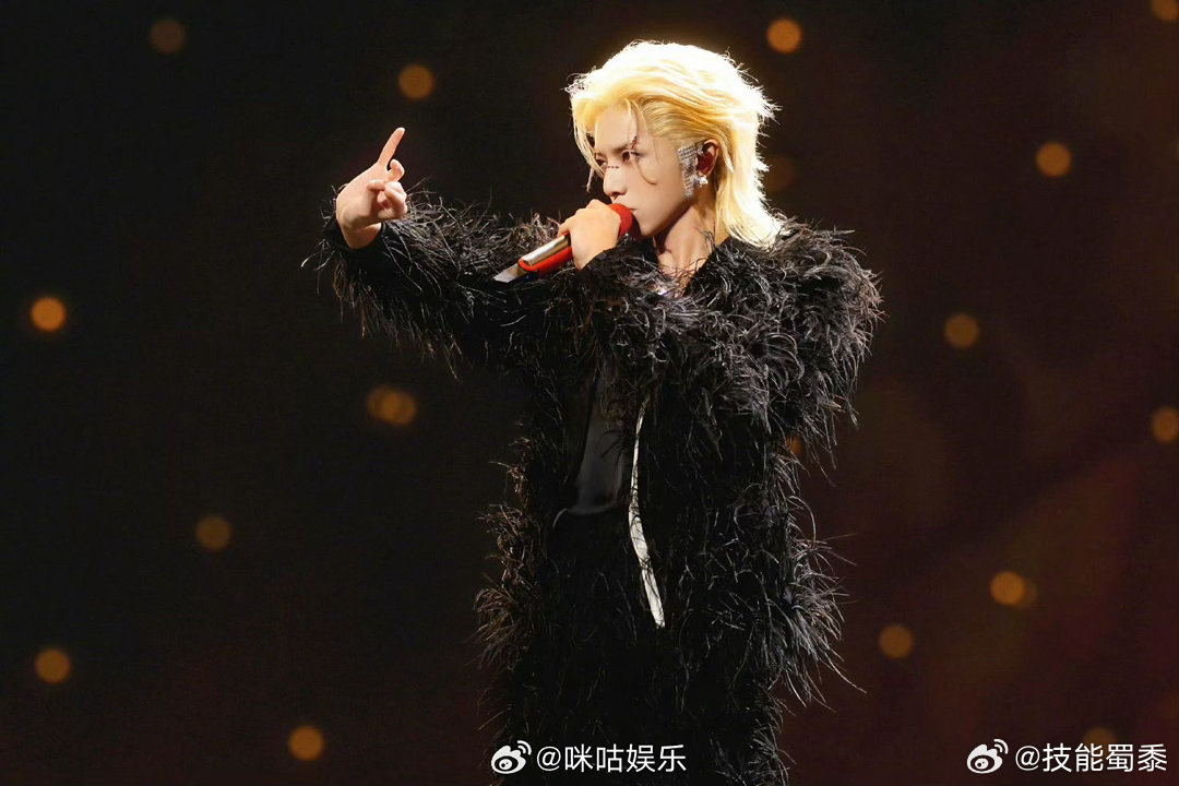 华晨宇火星演唱会口碑 华晨宇火星演唱会口碑持续走高，四面台沉浸式舞美惊艳全场，现