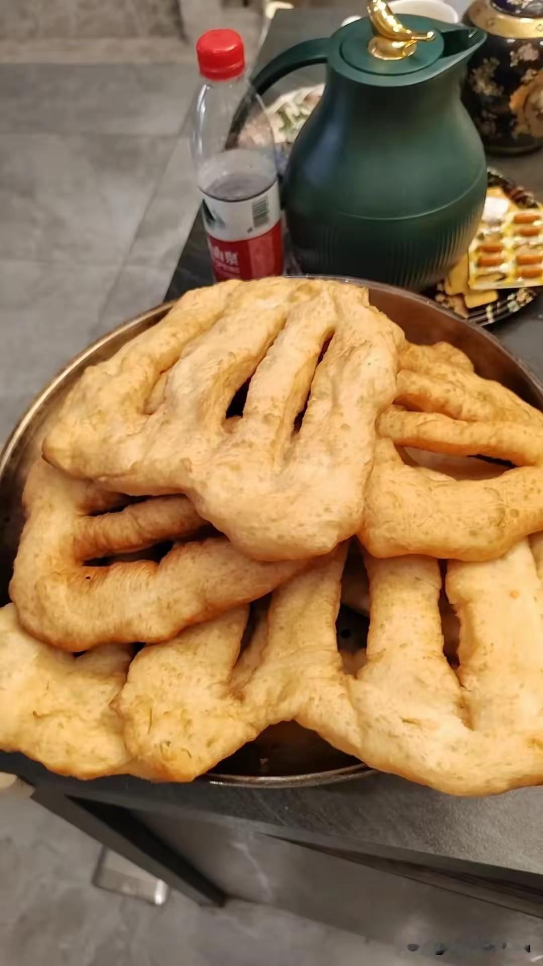 小外孙女来家，一天就是事儿多！给姥姥我，忙得团团转，指使的屁颠儿屁颠儿的！

前