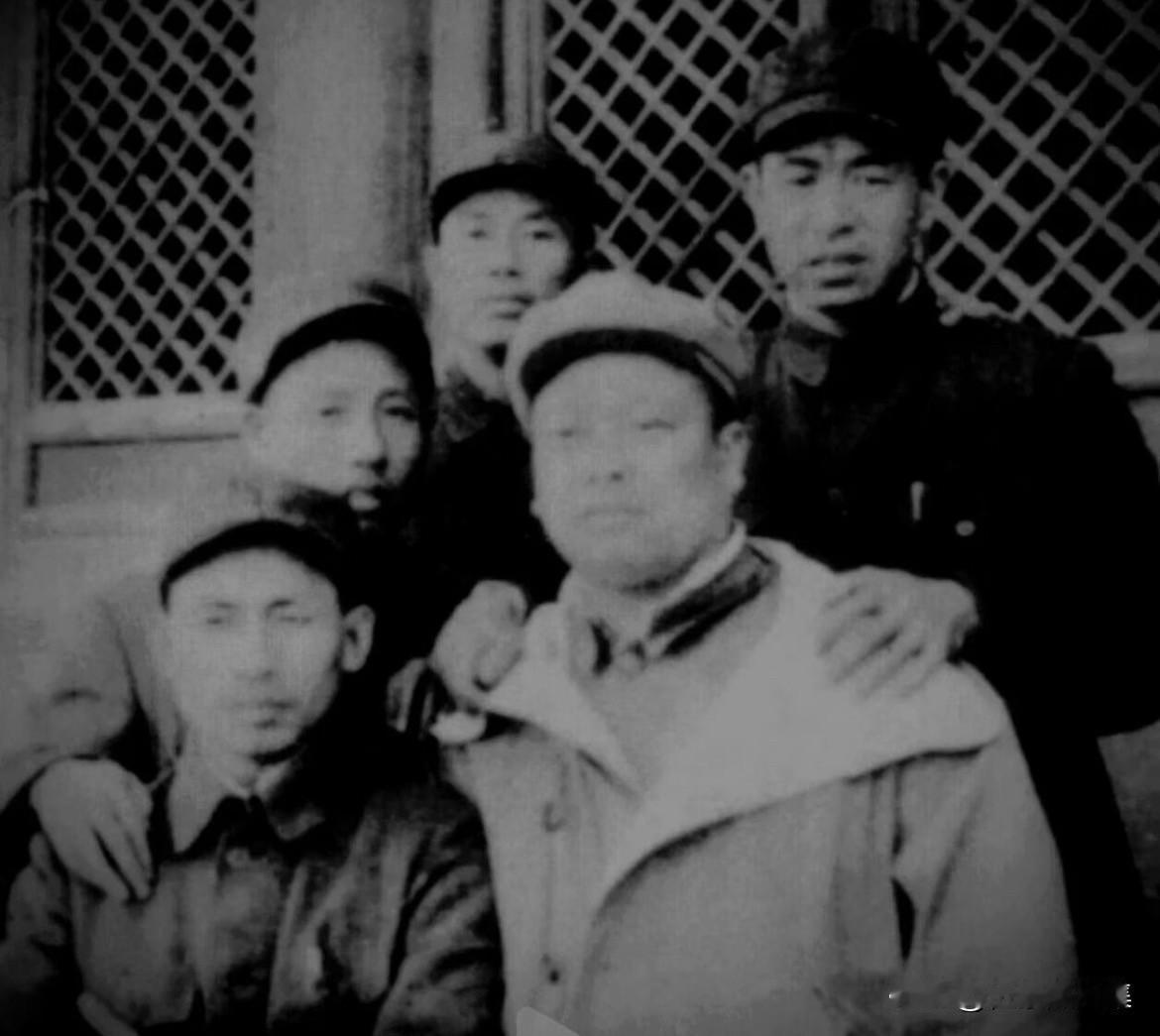 【开国功臣图片故事266】
1949年初，平津战役胜利、北平和平解放后，五位在战
