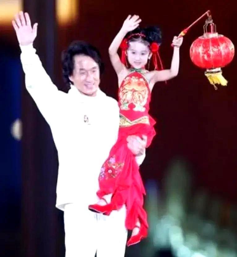 6岁踩着成龙的肩膀站上春晚C位，14岁全网几万条恶评逼她滚出娱乐圈。你以为这个童