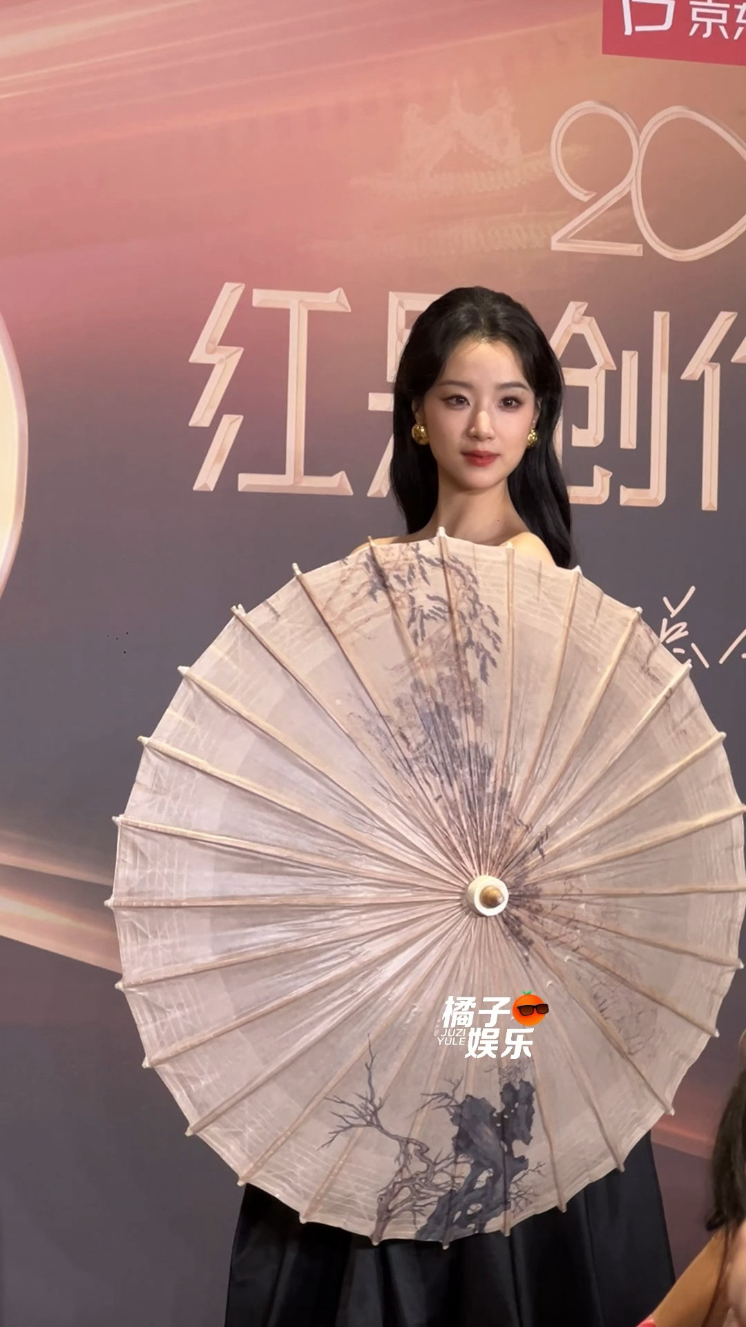 好漂亮的小亿姐谁懂回眸这一下王小亿回眸这一下 王小亿撑伞回眸 鎏光盛典