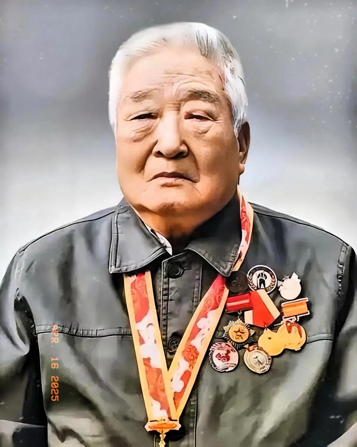 泪目了！云南一96岁退休教师去世，学校翻找资料才发现：这个老教师居然获得过3次特