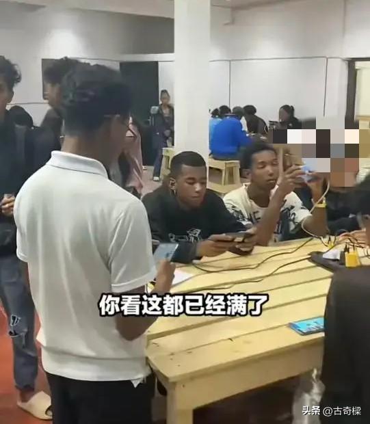 行的人在哪都行，中国有位大哥在非洲开手机网吧，火到排队取号。
 
今年36岁的中