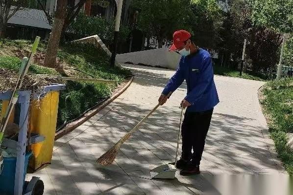 劳动碰瓷！湖北武汉，男子应聘当保洁，一年下来总收入33000元，一年后男子辞职，