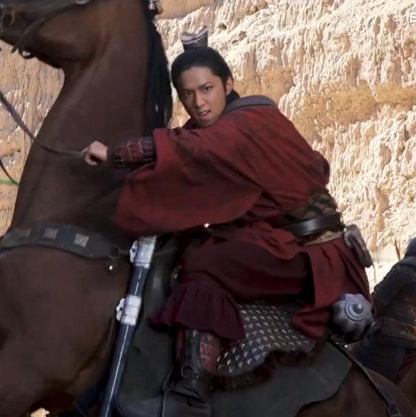 刘耀文第一次穿古装 刘耀文踏入江湖 刘耀文第一次穿古装，看得出耀文的兴奋劲啊，跟