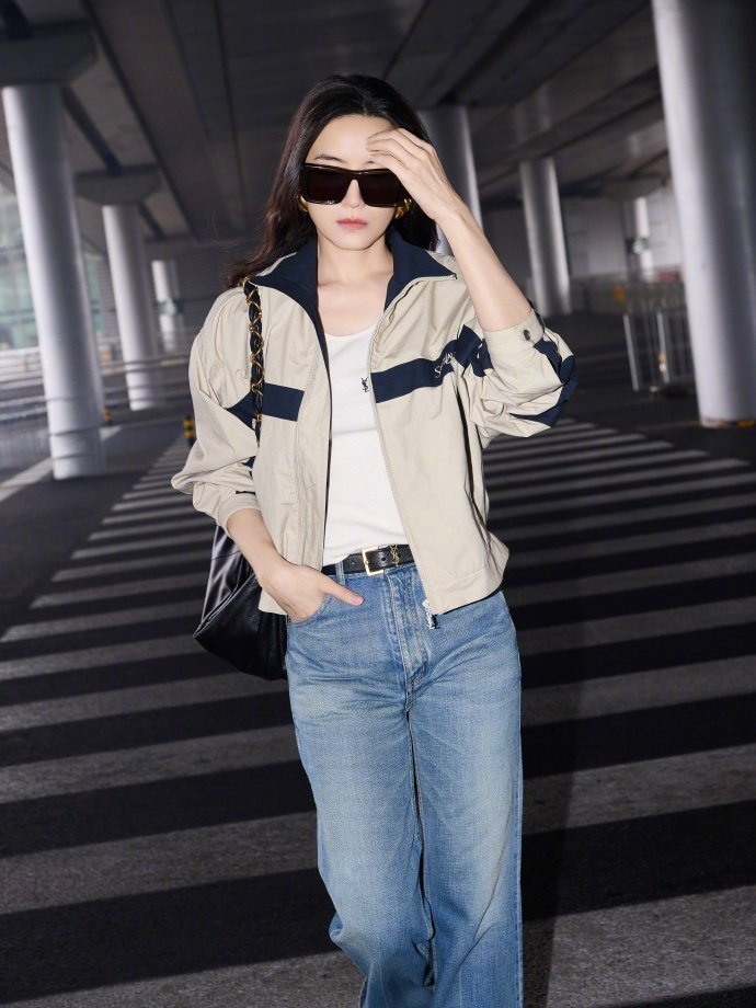 宋佳出发时装周look宋佳出发 宋佳出发时装周look，浅咖色夹克衫搭配牛仔裤，