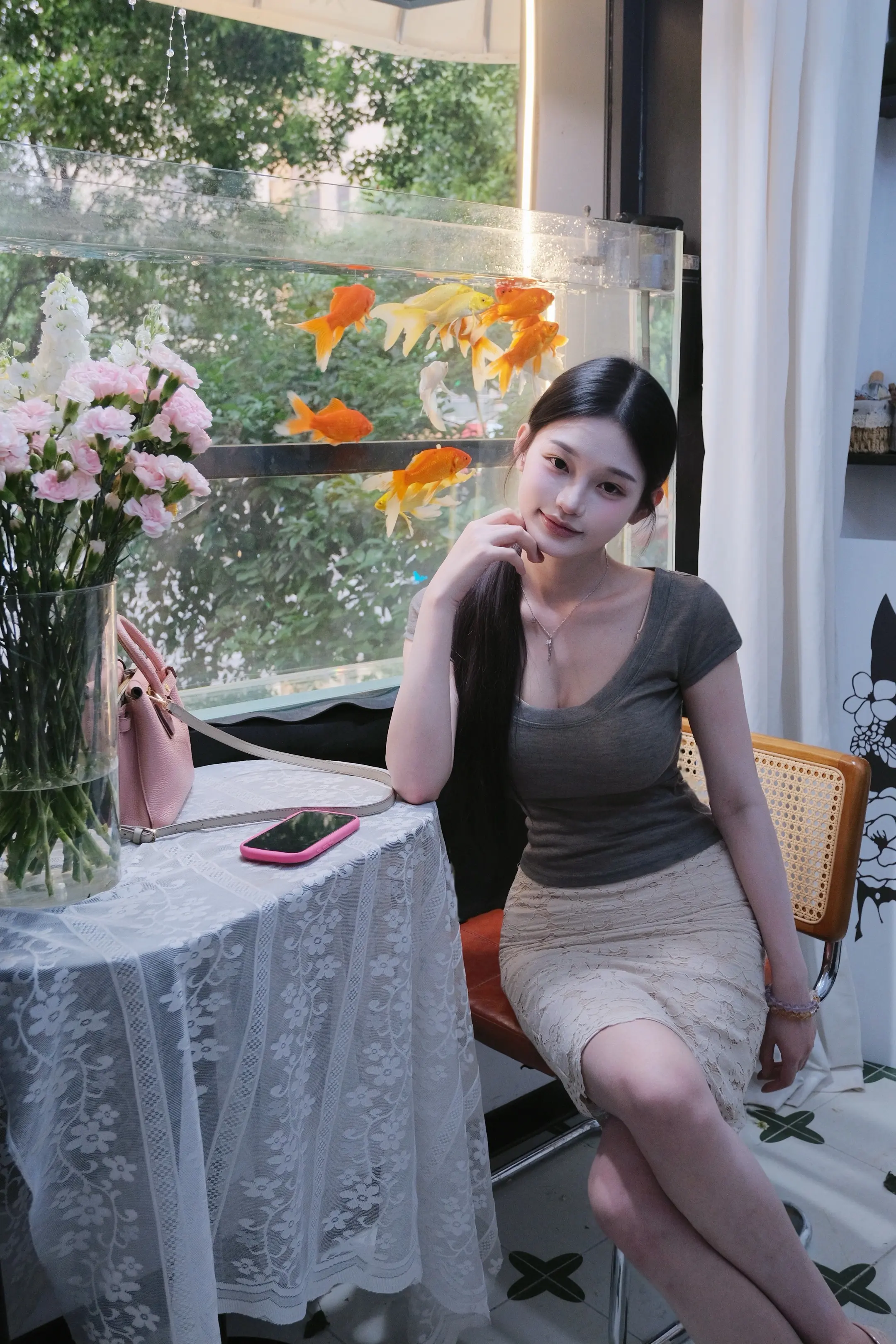 “灯火葳蕤 揉皱你眼眉”