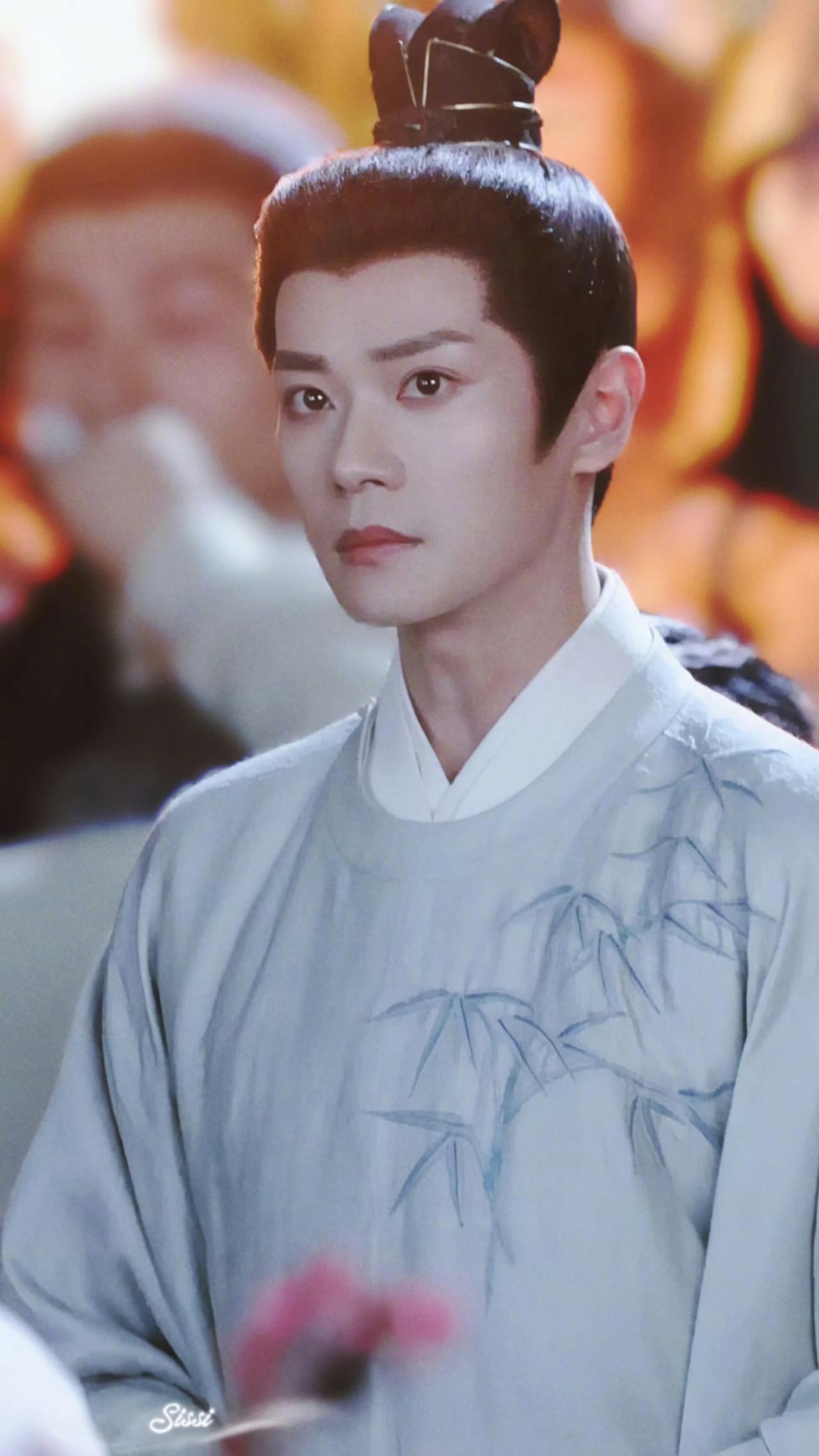 曹骏在《何不同舟渡》里饰演状元郎宋牧川，从路透来看，气质干净周正，一身温润世家公