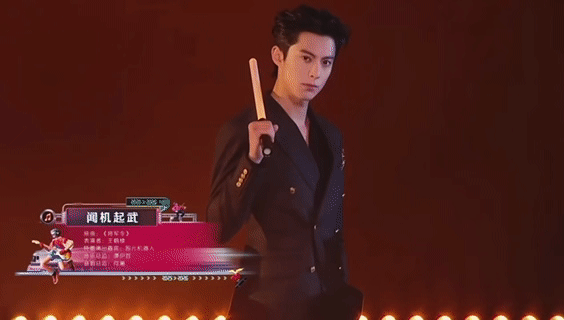 王鹤棣与机器人跨界组团 这个舞台设计太有想法了，王鹤棣不仅舞剑动作行云流水，和机