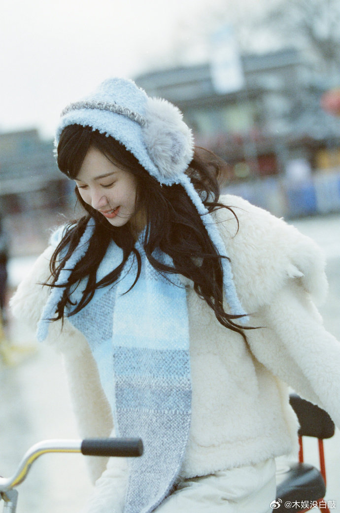 陈都灵露馅了 陈都灵是吃可爱多长大的吧！奶蓝色耳罩配白外套，笑起来甜甜的，整个人