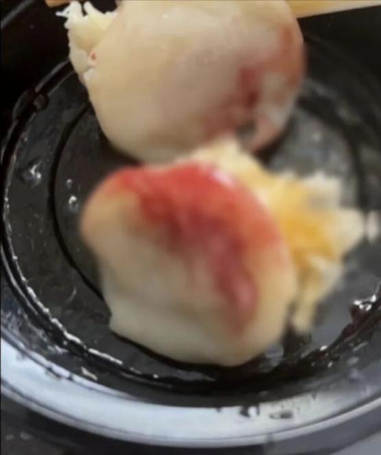 近日，杭州外卖烧卖混入血迹的食品安全事件引发社会热议，暴露餐饮门店后厨操作不规范