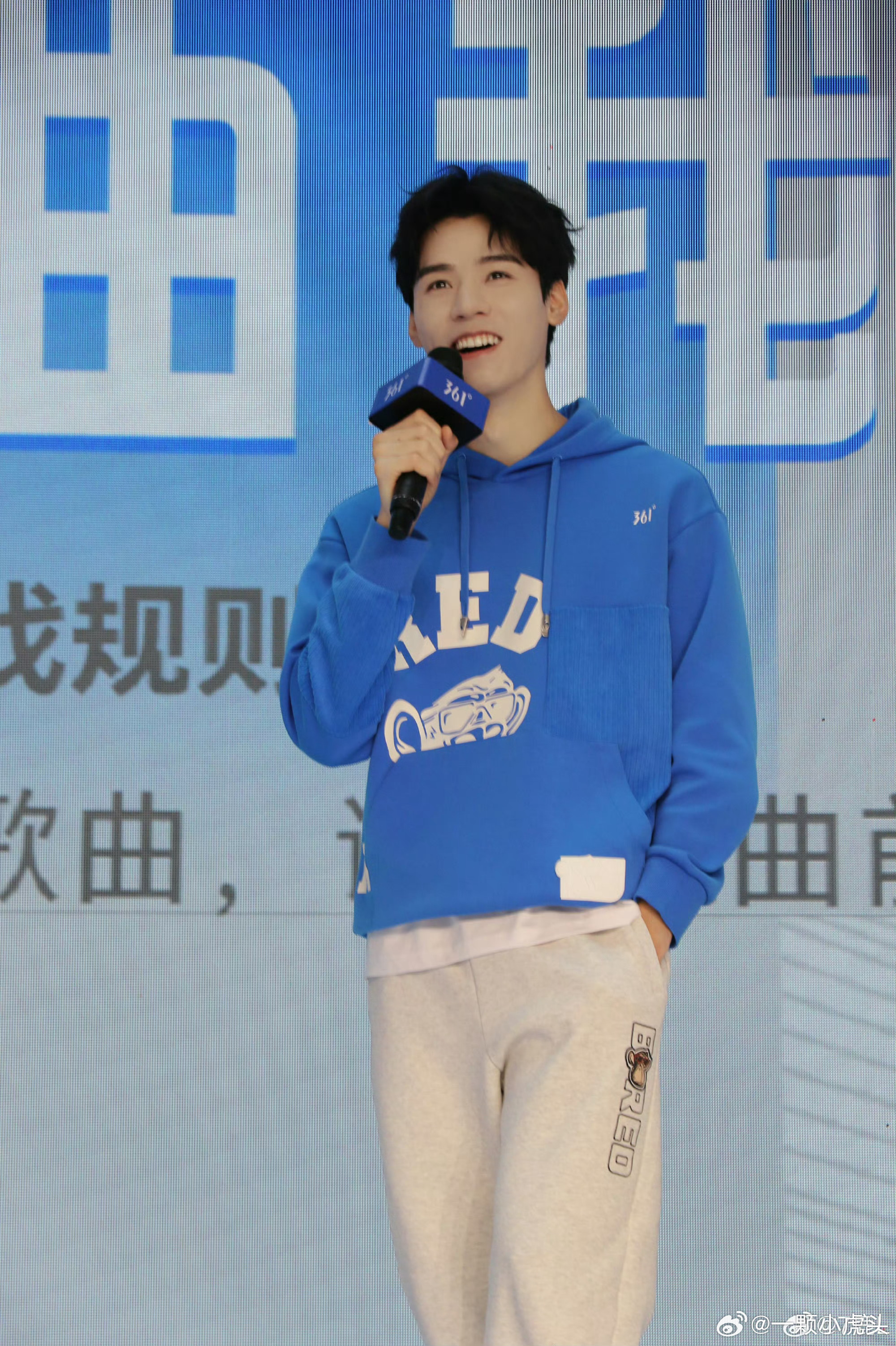 鹿晗站姐分享龚俊直拍，哈哈很可爱的俊俊！ 