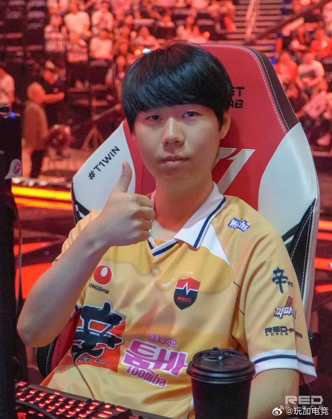 英俊啊～穿穿看吧😂Lehends在采访中，还聊到了关于“辛拉面拓霸队服”的趣闻