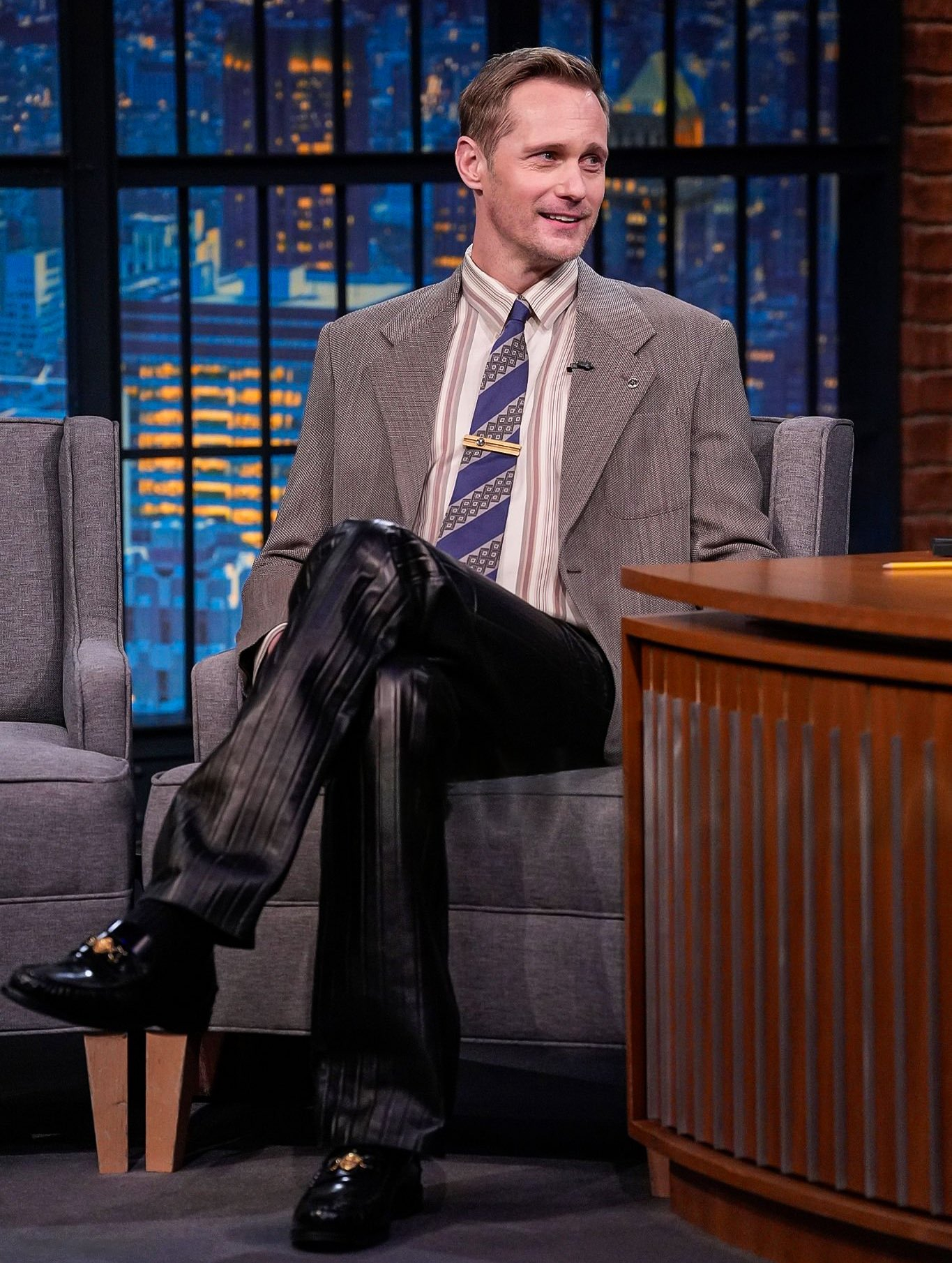 亚历山大·斯卡斯加德亮相《塞斯晚间脱口秀》这裤子，真亮啊！ 