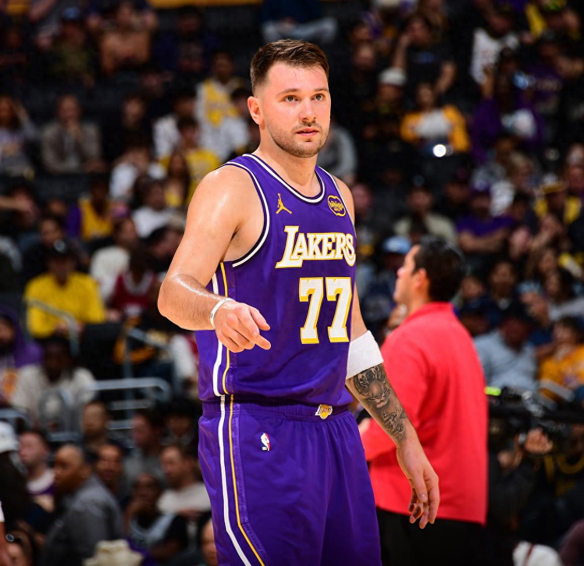 北京时间12月11日，NBA杯1/4决赛，湖人主场119-132不敌马刺，队史首