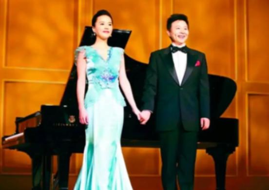 2008年，40岁的王宏伟在新疆演出时，有人给他介绍了个女孩子，比他小13岁，他