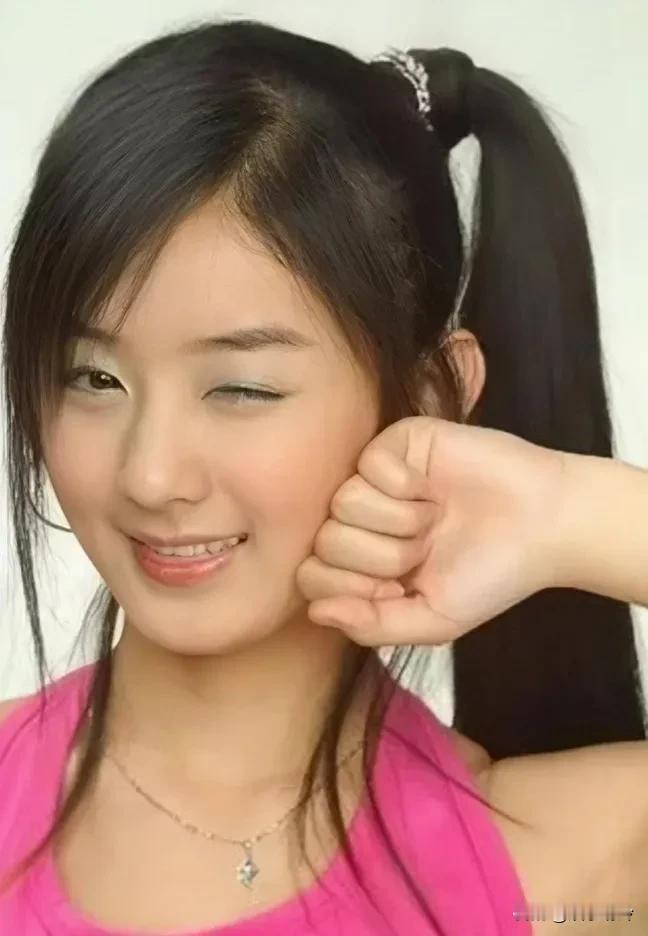 这是赵丽颖刚出道的样子。

说不上多漂亮，但很可爱很甜的感觉，那时谁会想到，她大