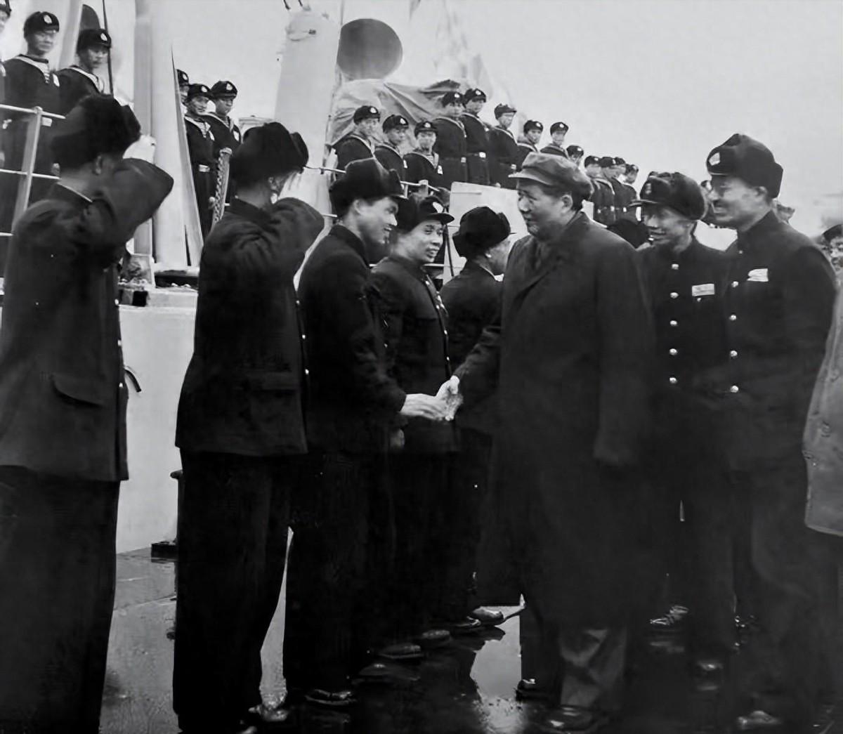 1953年毛主席到苏州视察时，突然向谭震林发问：谭老板你到底存了多少钱？
195