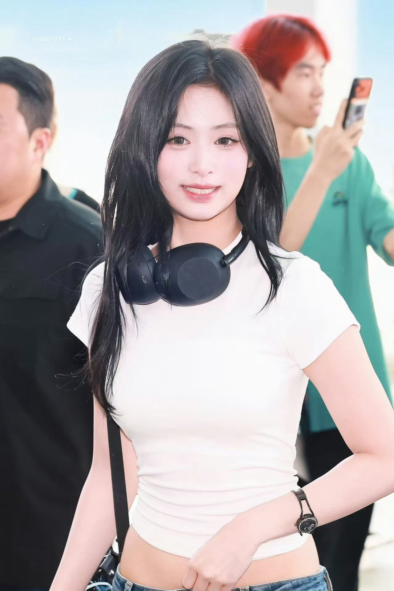 路灯下的伞雨夜，她独自站在空荡荡的公交站台。加班到深夜，手机没电，末班车早已开走
