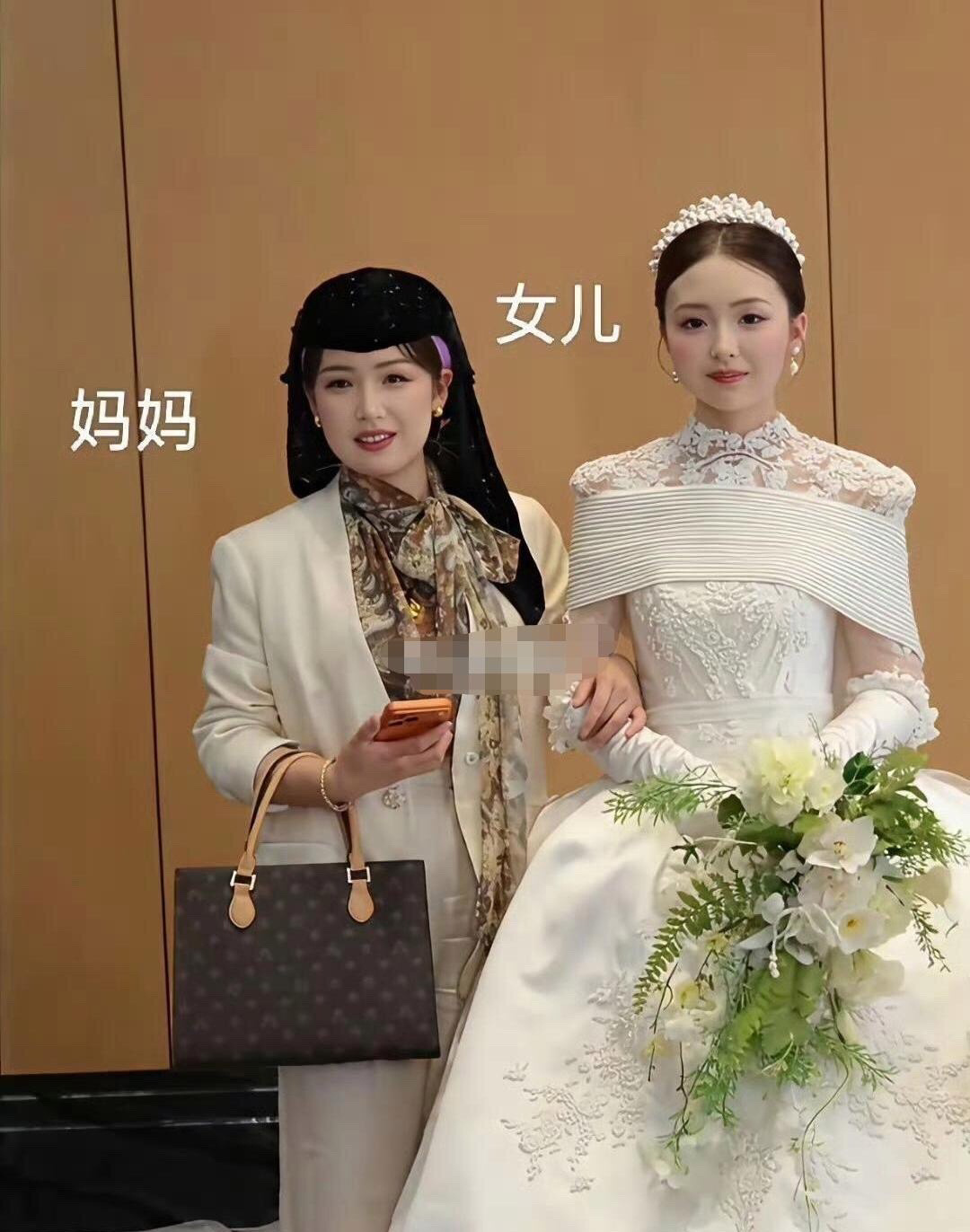 新娘妈妈才32岁，很漂亮。 