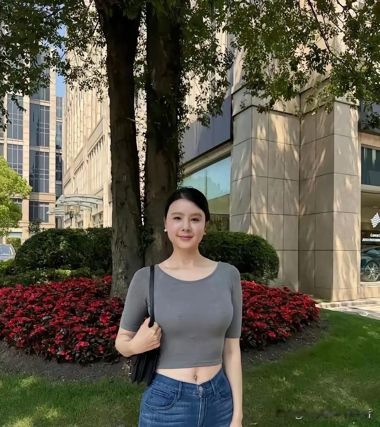 女人爱男人
只有两种

第一，爱一个能给你撑腰的男人
第二，爱一个能为你兜底的男