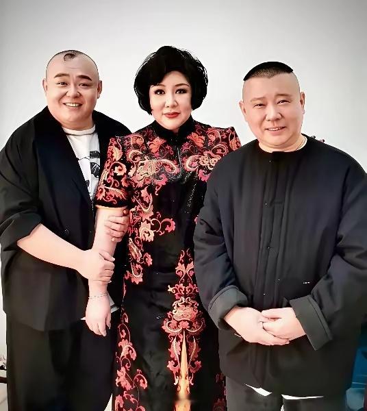 先不说杨鹤通犯的错误，单单这张照片就看得人不舒服。我印象中，郭麒麟都没跟王惠这么