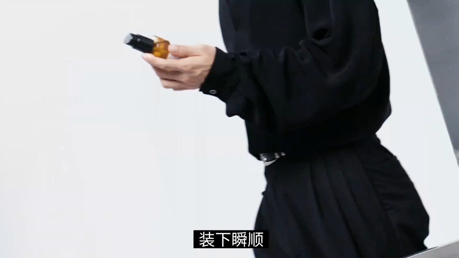 你个洗发水广告这镜头往哪拍呢