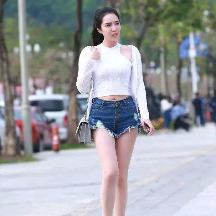 白衬衫+牛仔短裤 街头穿搭指南