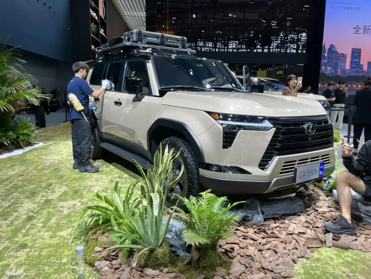 雷克萨斯GX550看起来很酷，配色好看。