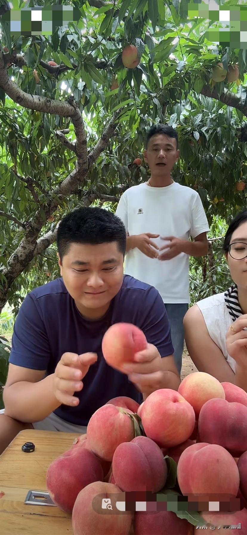 真没想到，厉怀远联合同是寻亲圈的朱进和他的漂亮媳妇一同助农直播来了！
厉怀远让朱