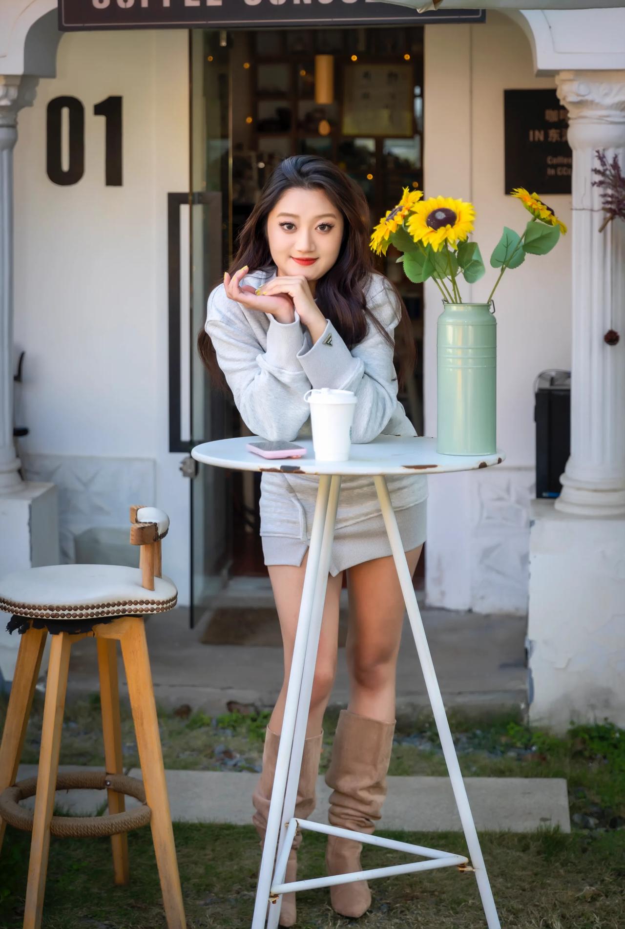 风儿吹动你的发梢，你的笑容像阳光一样灿烂
#分享绝世佳人照# #美娇娘美图分享#