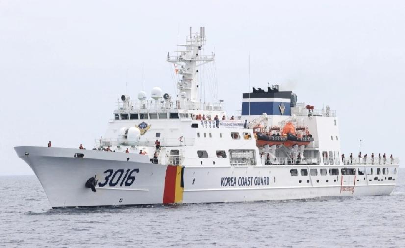 韩联社引述韩国济州西归浦海洋警察署消息，今日（20日）一艘由济州驶往上海的邮轮发