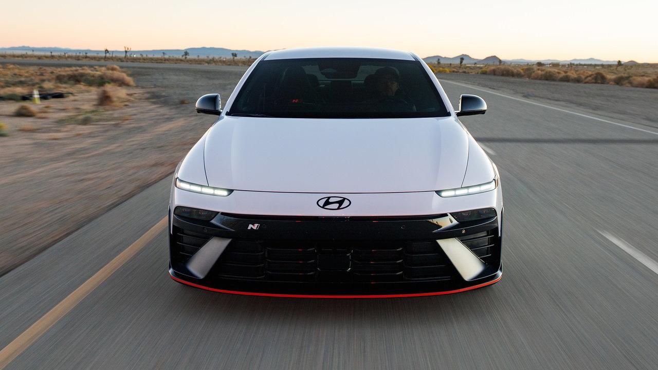 6 N亮相古德伍德：设计师与销量的双重行为艺术。在2025古德伍德速度节上，现代