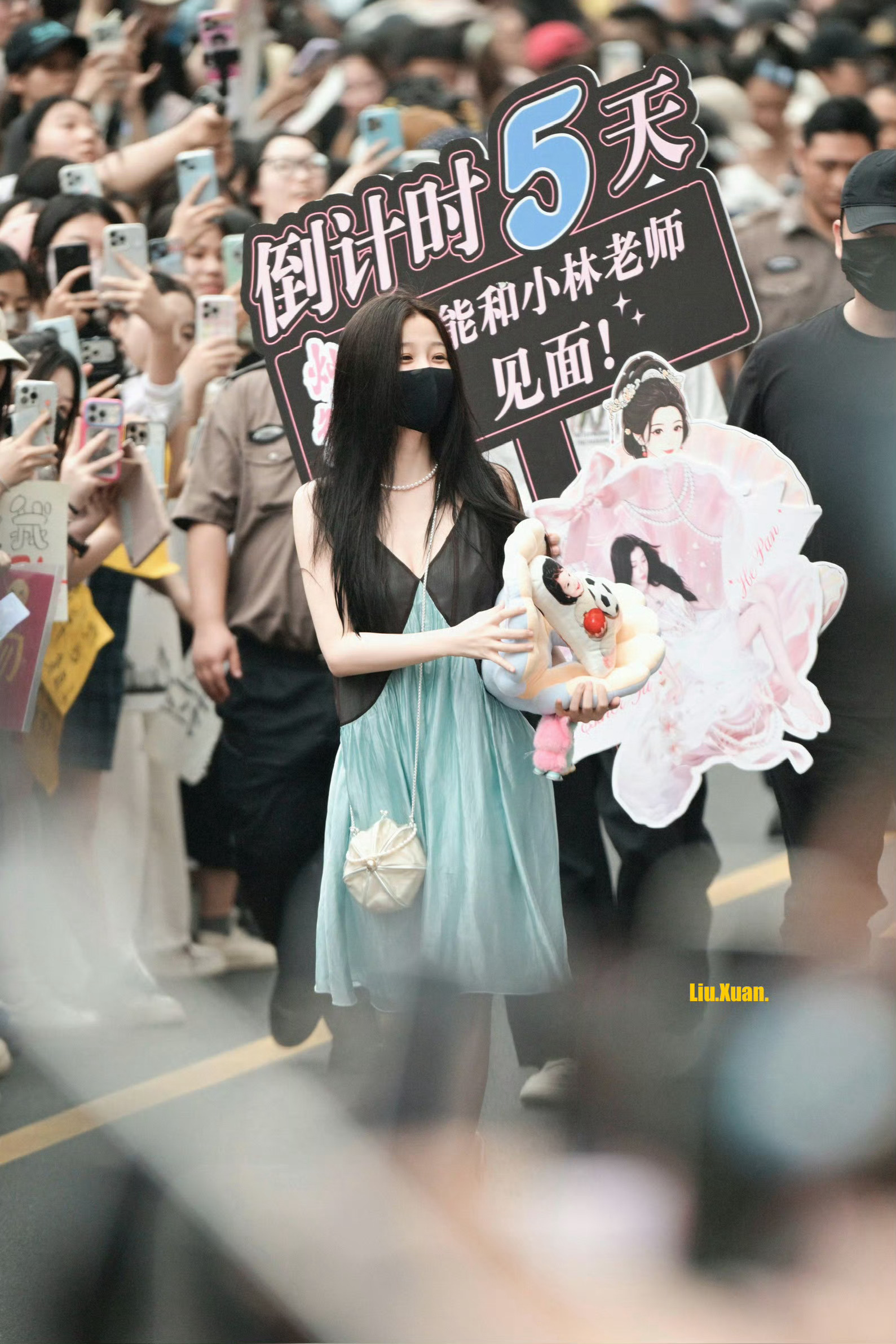 横店再没有虞书欣这么多粉丝的上班路了这人气真是夯爆了！！虞书欣每天的上班路堪称发