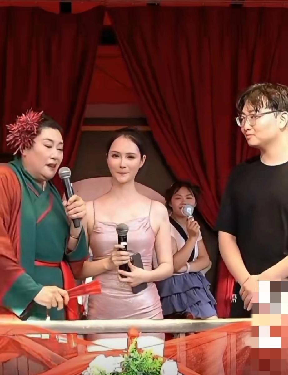 开封王婆说媒现场，小伙和美女看对眼了，在王婆的怂恿之下，小伙直接来了个公主抱，就