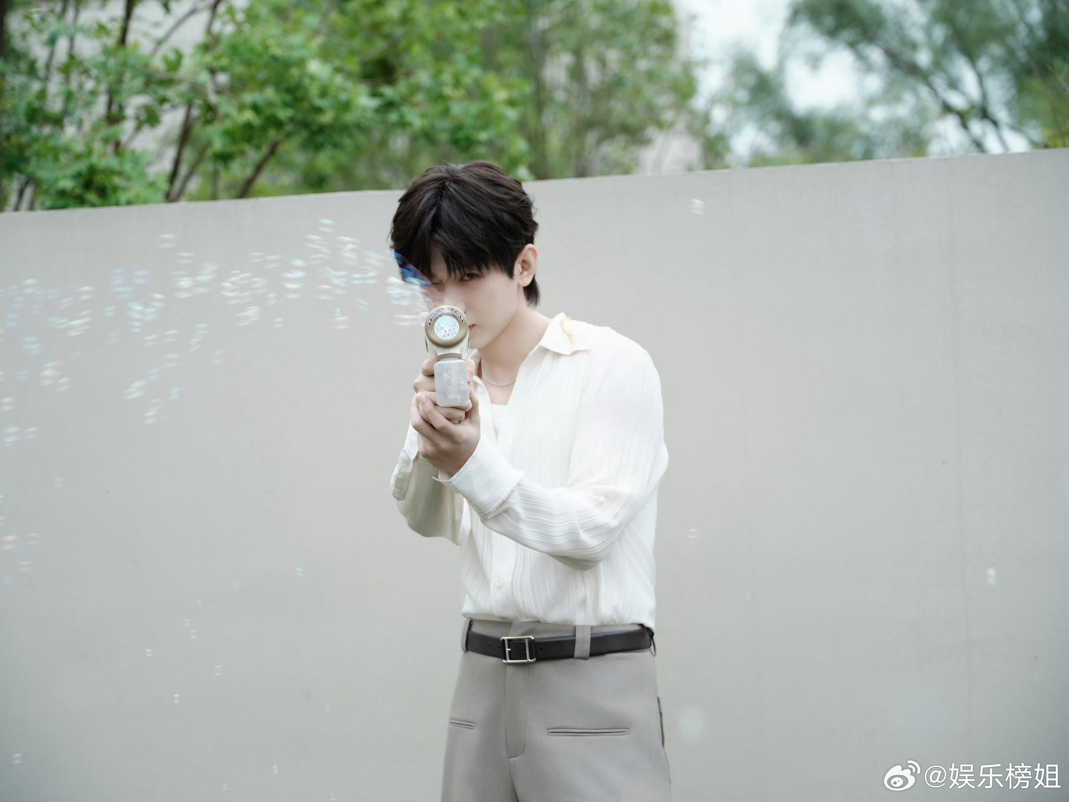成毅玩泡泡机也太可爱了吧🥰直接击中了我的心巴[抱一抱]哥哥昨晚的直播状态超好的