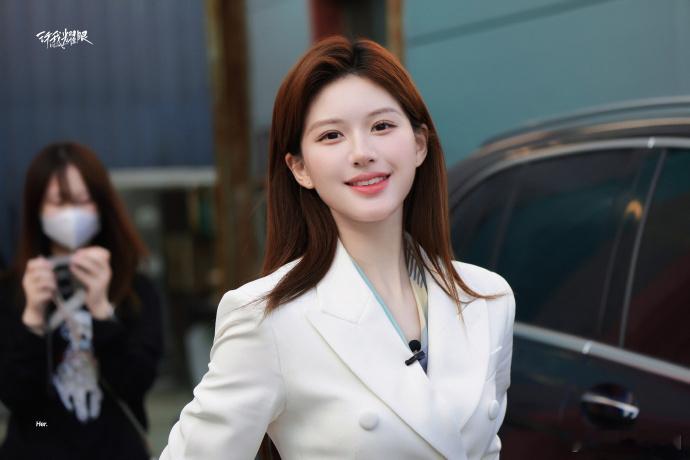 #赵露思V领正装##赵露思正装路透# ​​​当 V 领正装遇上赵露思，碰撞出的是