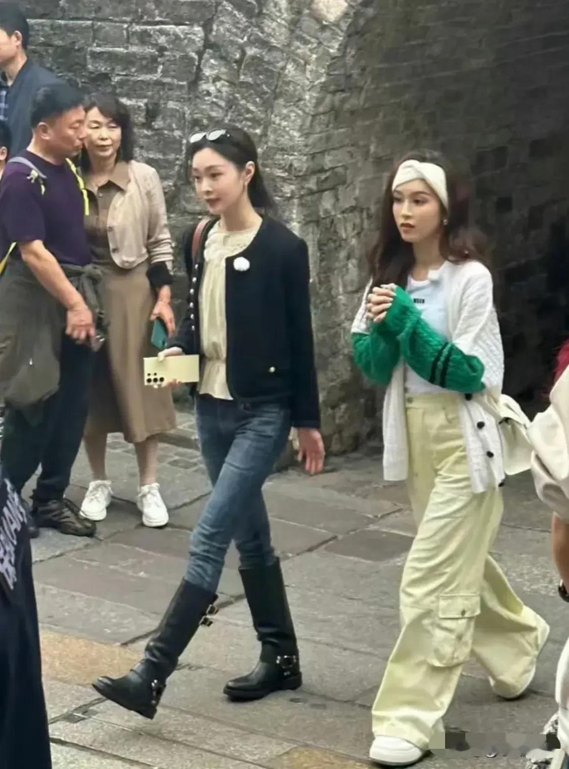 文咏珊个子不高但穿搭的小心机很棒，可能比不上宋轶，毕竟身高和大长腿她都没有，有的