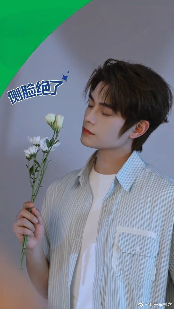 丁禹兮电影天才游戏丁禹兮陈伦 夏天有着迟暮的霞光 正如晚来的你皆是笑意.