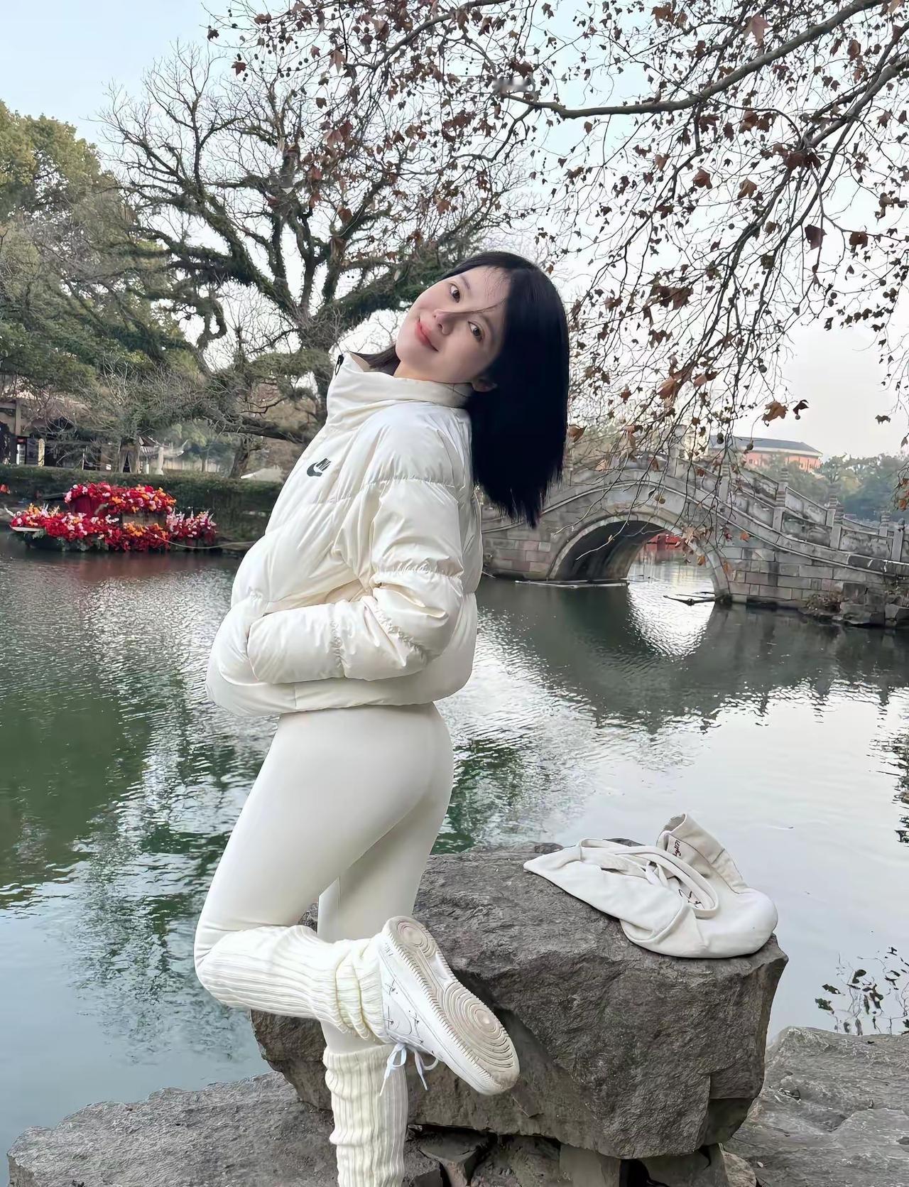 秋末户外摄影作品赏析，一身白色穿搭风，清纯可爱青春靓丽好看的女孩都长啥样的 什么